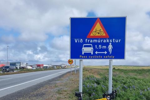 Lágmarkshliðarbil er 1,5 metrar þegar ekið er fram úr reiðhjóli.