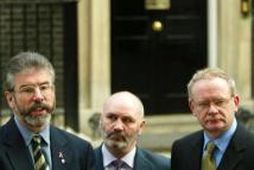 Forsvarsmenn Sinn Féin, þeir Gerry Adams, Alex Maskey og Martin McGuinness utan við Downingstræti 10 …