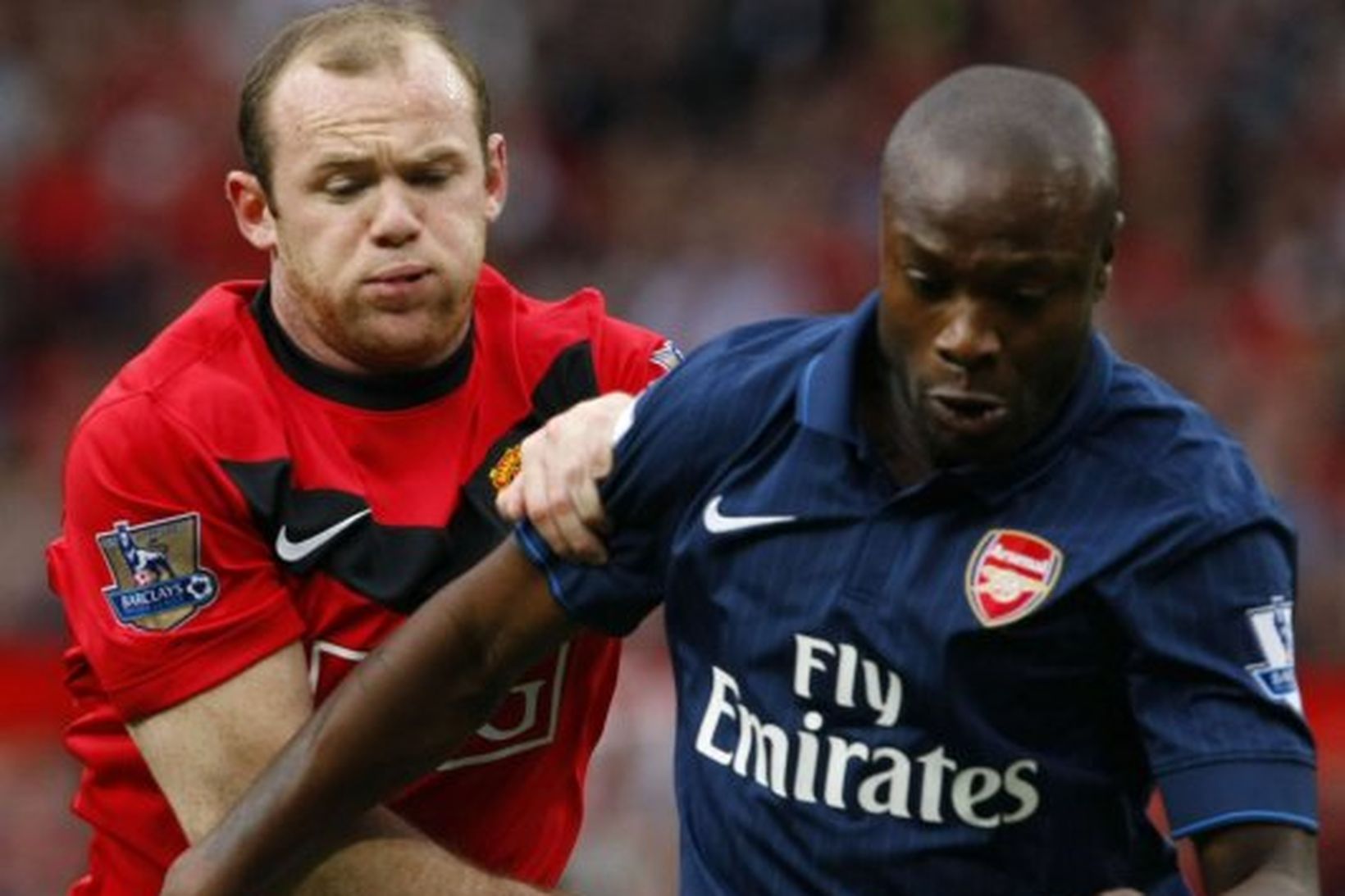 Wayne Rooney og William Gallas í baráttu um boltann á …