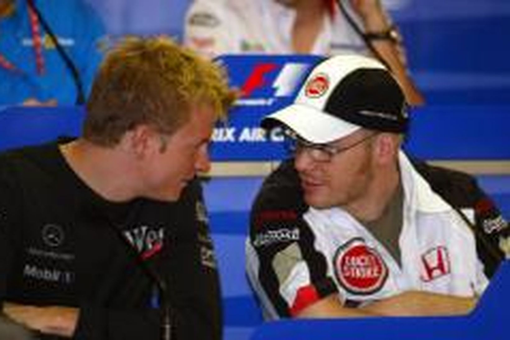 Jacques Villeneuve (t.h.) gaukar einhverju að Kimi Räikkönen hjá McLaren.