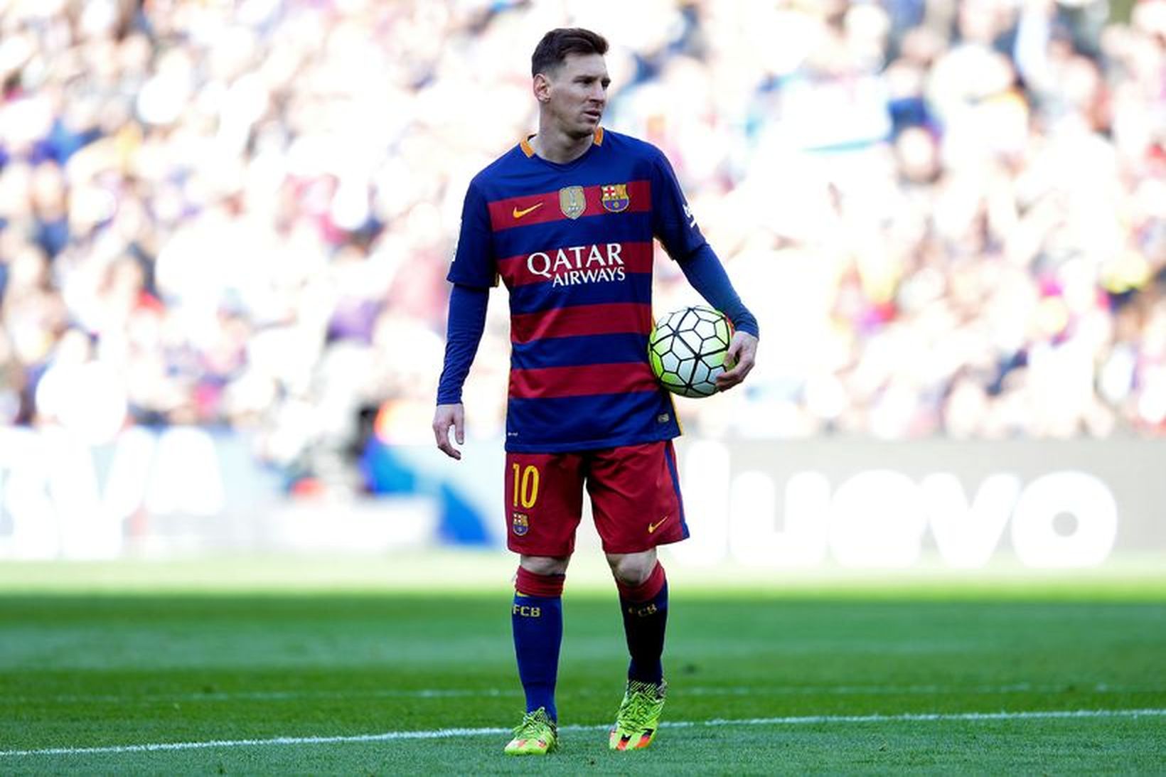 Lionel Messi heldur á boltanum áður en hann framkvæmdi vítaspyrnuna …