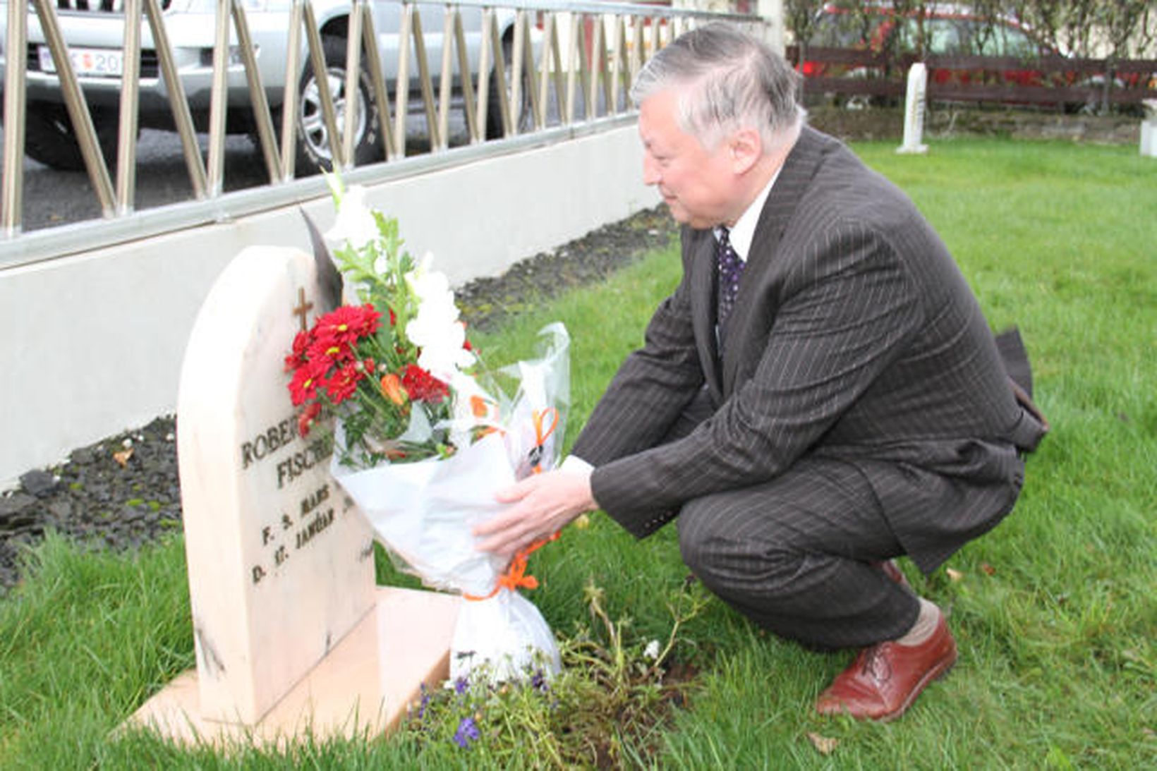 Karpov lagði blóm að leiði Fischers í dag.