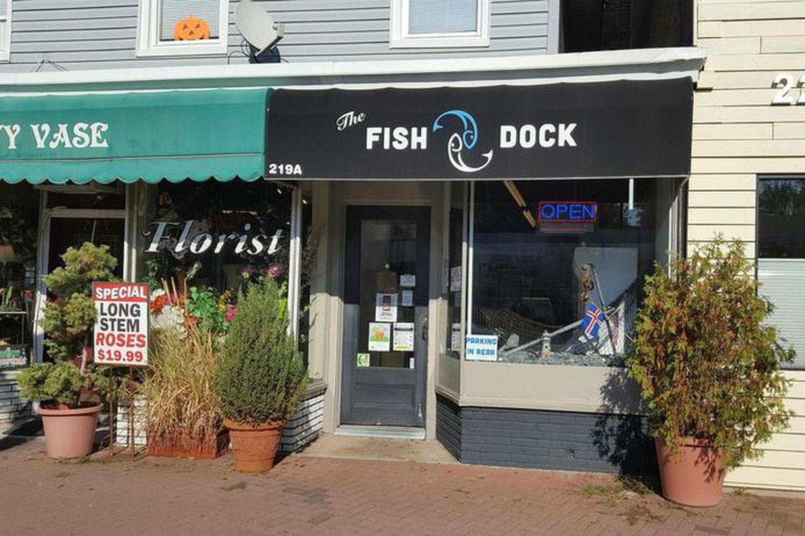 Verslunin The Fish Dock er vel merkt með íslenska fánanum …