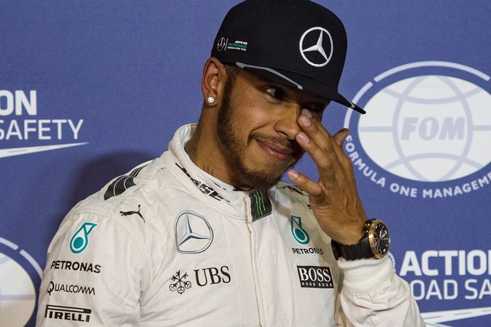 Lewis Hamilton var tárum næst eftir að hafa hreppt ráspólinn með dramatískum og djörfum hætti.