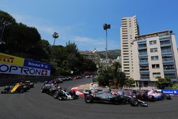 Grosjean og Magnussen á Haas-bílunum í upphafi kappakstursins í Mónakó.