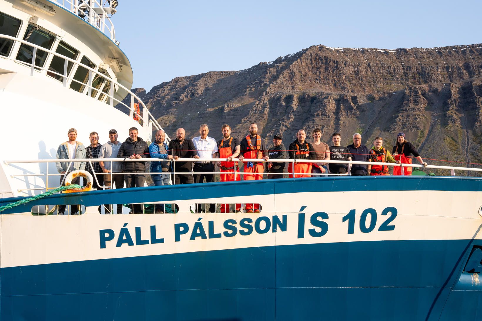 Páll Halldórsson ásamt áhöfn Páls Pálssonar eftir síðasta túrinn.