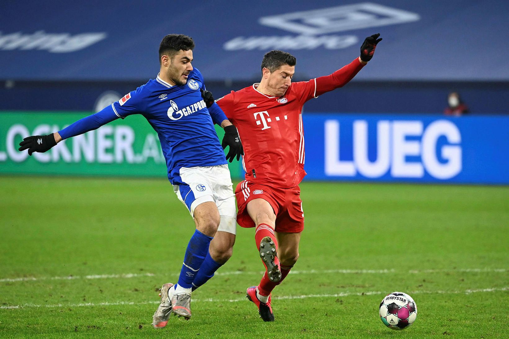 Ozan Kabak í baráttunn við Robert Lewandowski í leik Schalke …