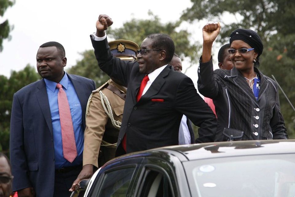 Róbert Múgabe, forseti Simbabve, heilsar viðstöddum á afmæli sínu.