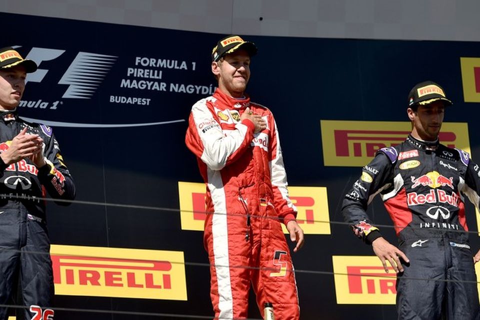 Daniil Kvyat (l.t.v.) í fyrsta sinn á verðlaunapalli, sigurvegarinn Sebastian Vettel og Daniel Ricciardo (l.t.h.) …
