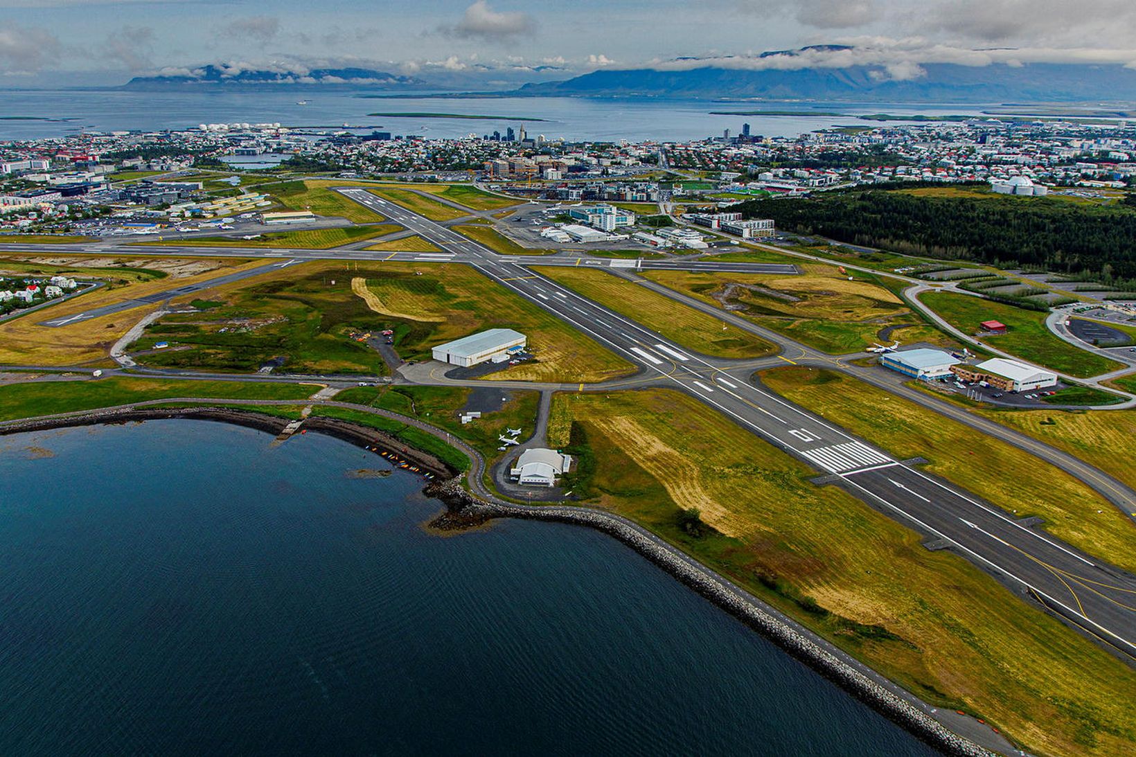 Horft yfir Reykjavíkurflugvöll.