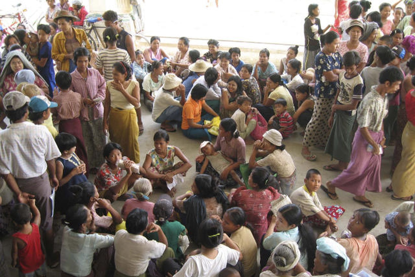 Fólk bíður eftir að fá matvælaaðstoð í útjaðri Yangon, stærstu …