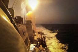 Tundurspillirinn USS Carney beitir varnarvopnum gegn eldflaugum og drónum Húta. Myndin er fengin frá bandaríska …