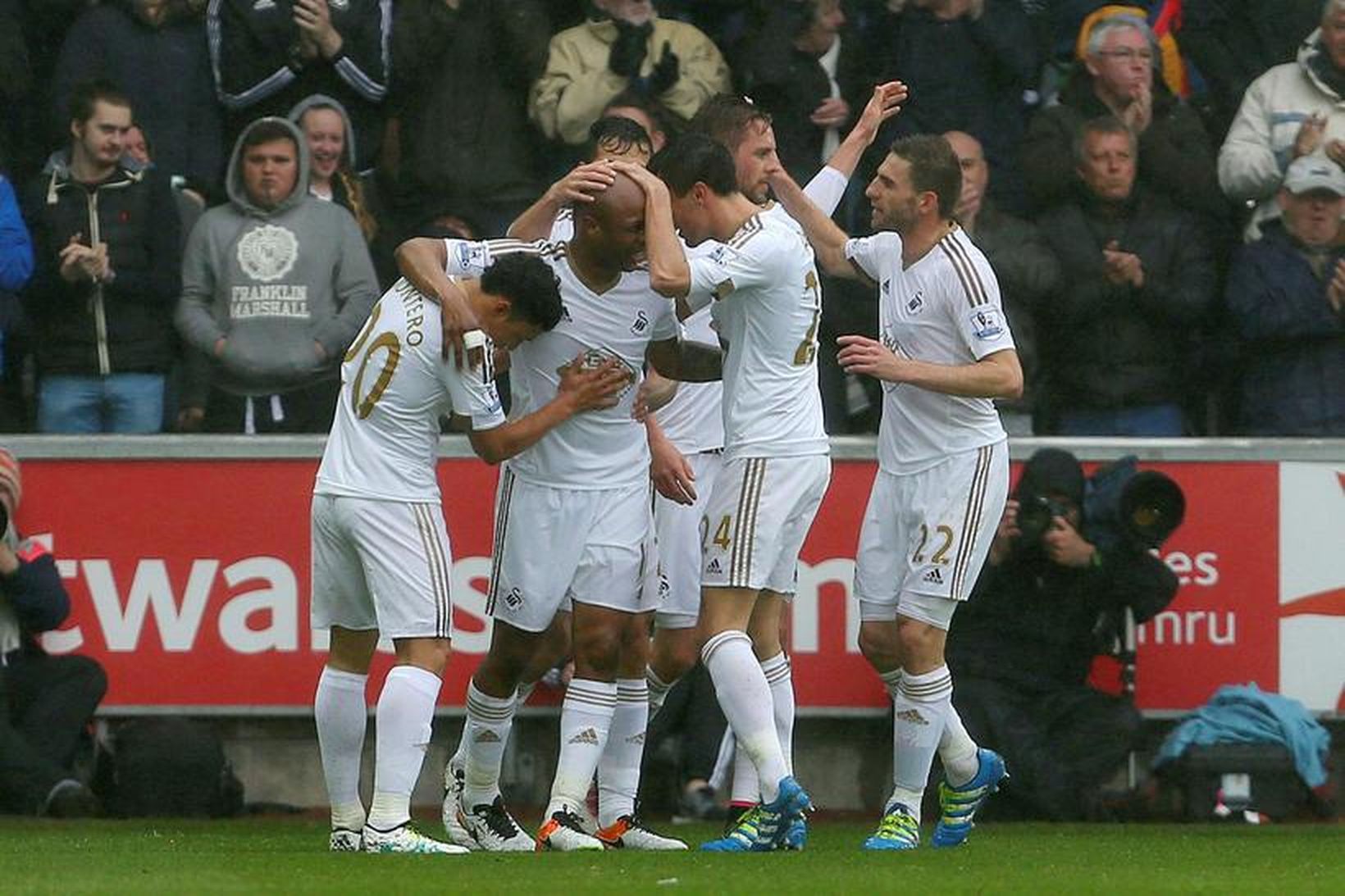 Leikmenn Swansea City fagna marki Andre Ayew gegn Liverpool í …