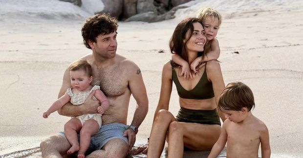 Mandy Moore ásamt eiginmanni sínum og börnum.