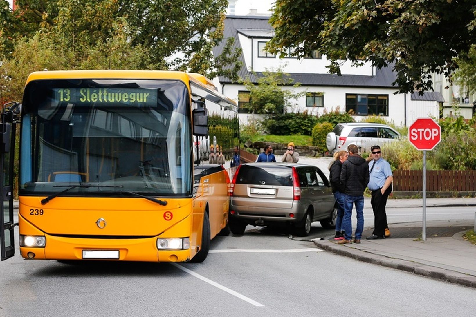 Strætisvagninn og fólksbíllinn lentu saman á horni Vonarstrætis og Suðurgötu.