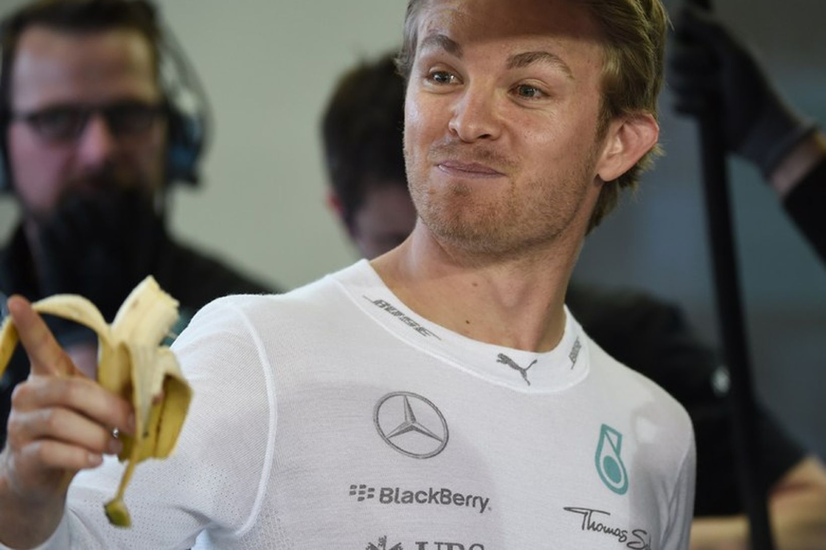 Nico Rosberg fékk sér banana fyrir seinni æfinguna og varð …