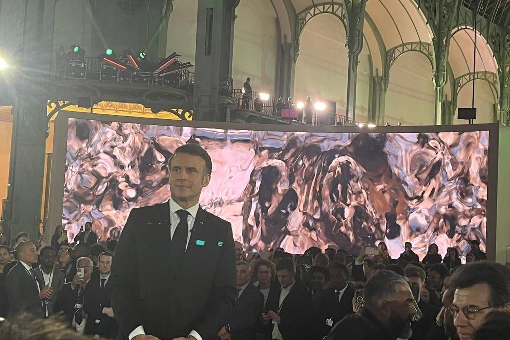 Emmanuel Macron forseti Frakklands á sviðinu í Grand Palais-ráðstefnuhöllinni í …