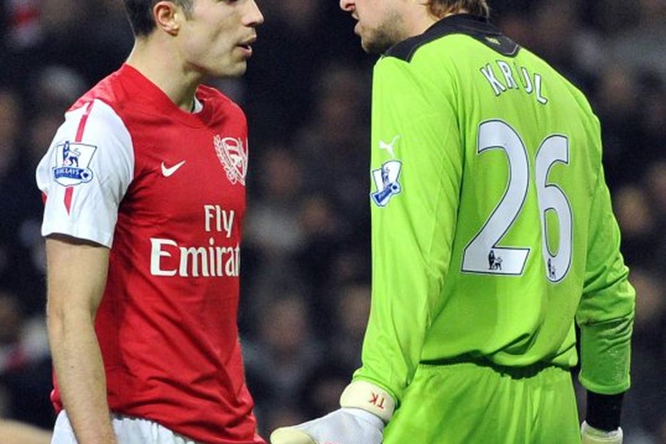 Hollendingarnir Robin van Persie og Tim Krul ræða málin í leiknum í kvöld.