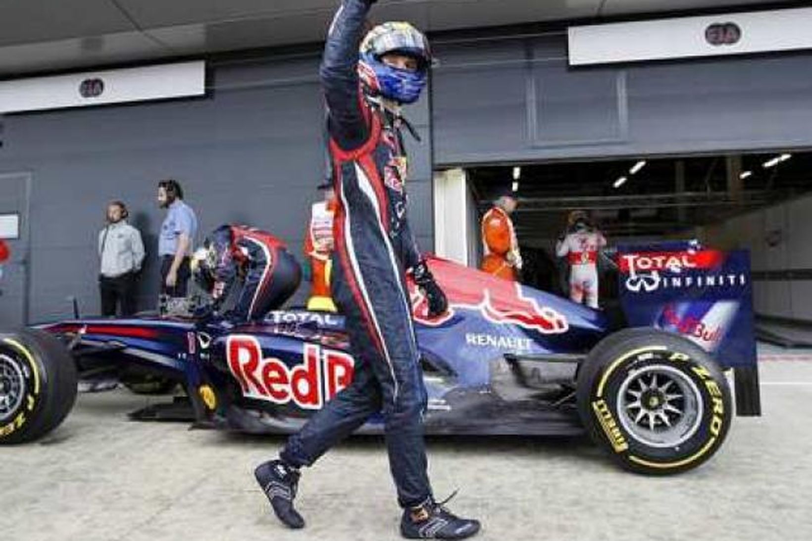 Webber fagnar ráspólnum í Silverstone.