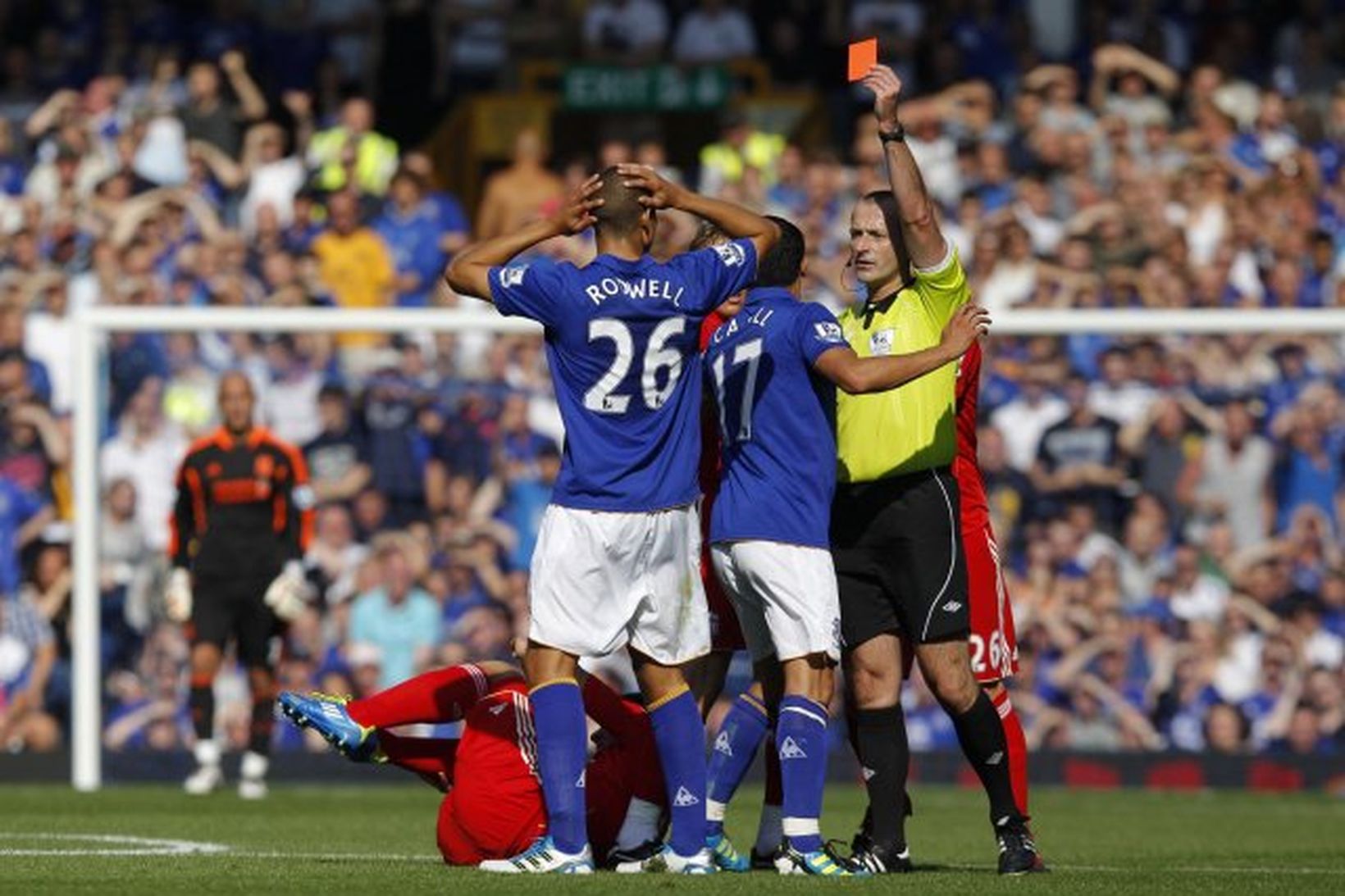 Martin Atkinson rekur Jack Rodwell af velli á 23. mínútu.