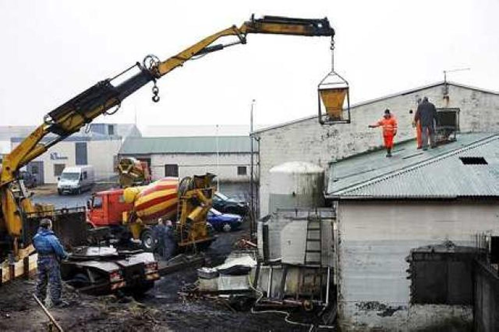 Tveir steypubílar komu með steypuna frá Vestmannaeyjum til Víkur í …