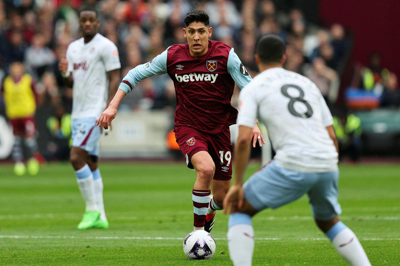 Edson Alvarez hjá West Ham með boltann í dag.