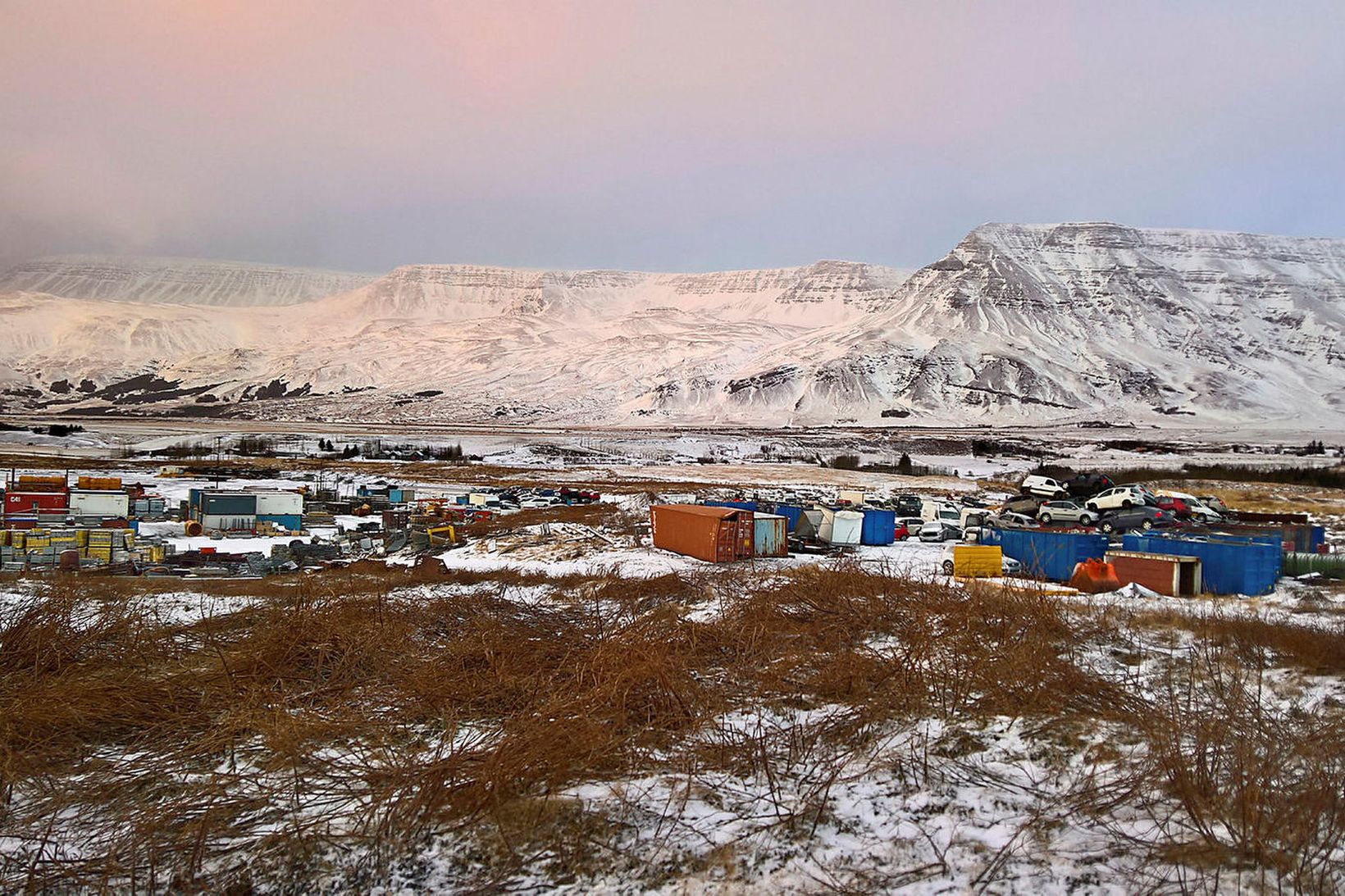 Vaka hf. hefur komið fyrir bílflökum á athafnasvæði sínu í …