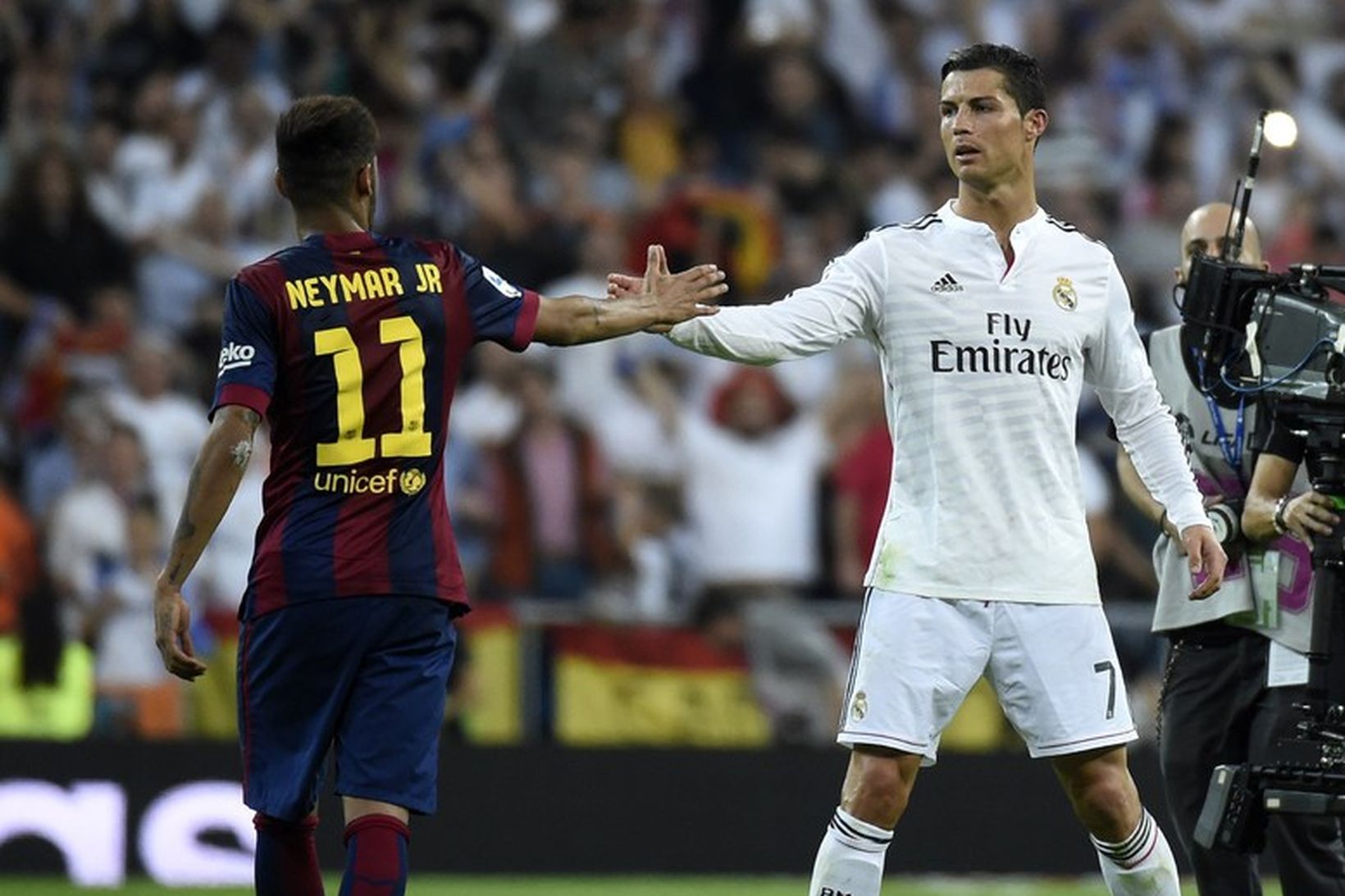 Cristiano Ronaldo þakkar Neymar fyrir leikinn á Santiago Bernabéu í …