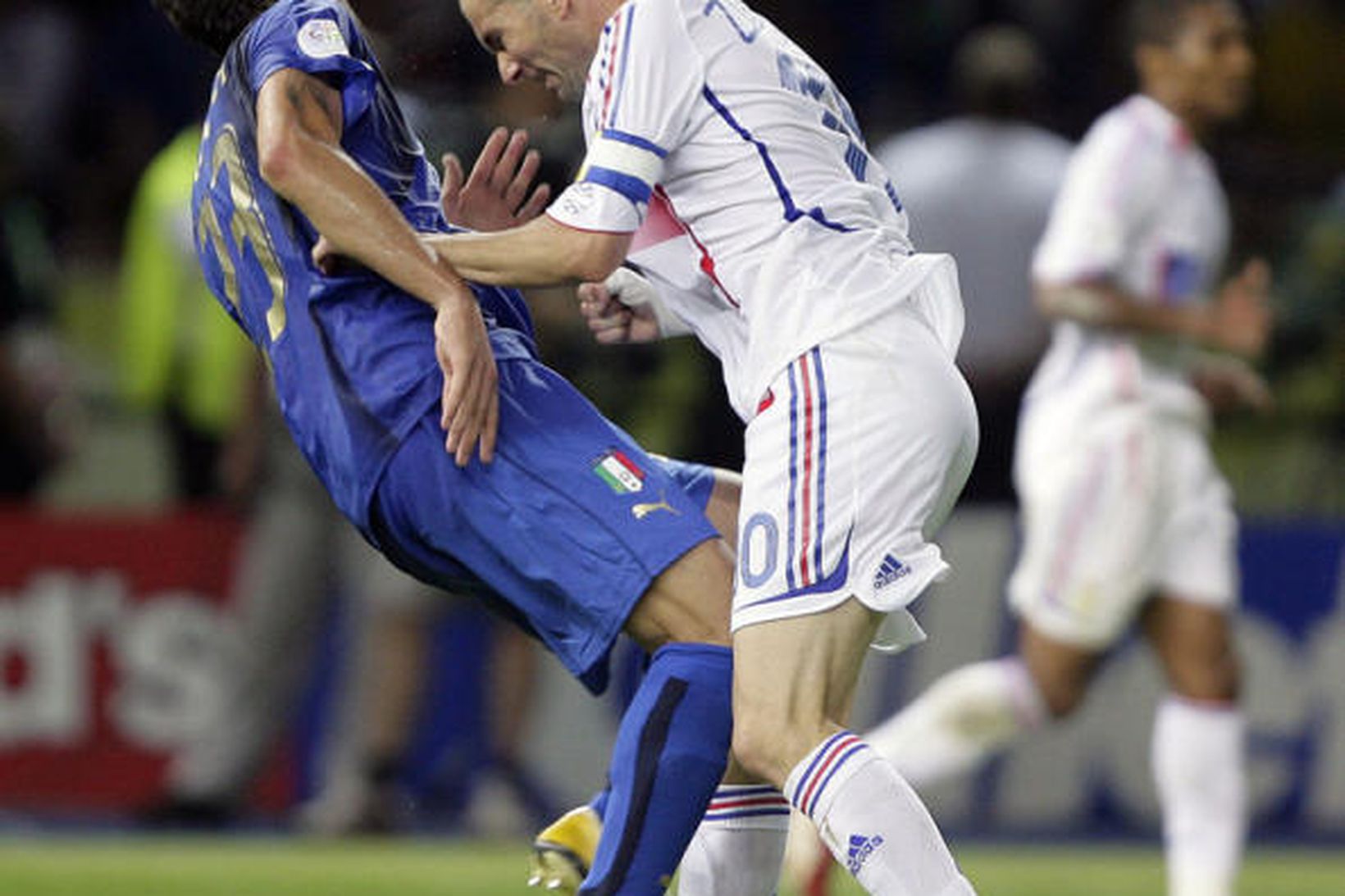 Zidane skallaði Materazzi í bringuna í úrslitaleiknum á HM 2006 …