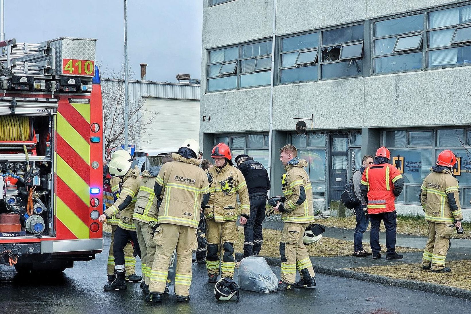 Búið er að slökkva eldinn við Funahöfða.