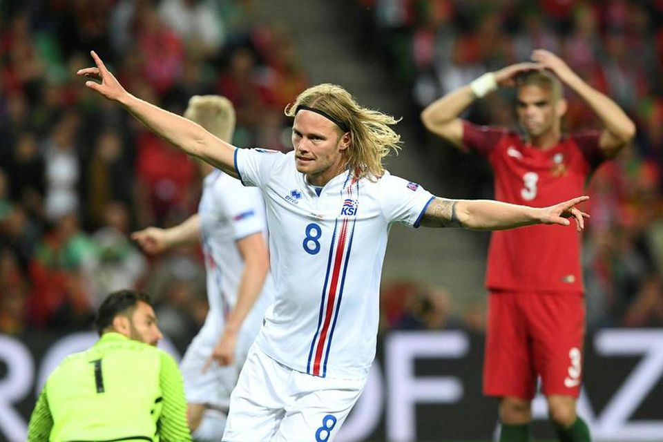 Birkir Bjarnason fagnar jöfnunarmarki sínu.