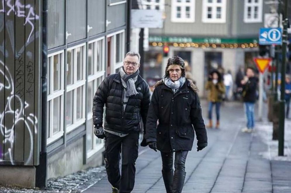 Bjarni Jó knattspyrnuþjálfari ásamt konunni sinni að njóta veðurblíðunnar í dag.