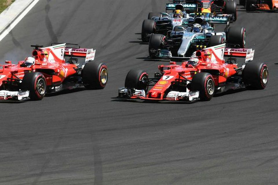 Sebastian Vettel (t.v.) og Kimi Räikkönen voru nánast í návígi kappaksturinn út í gegn en …