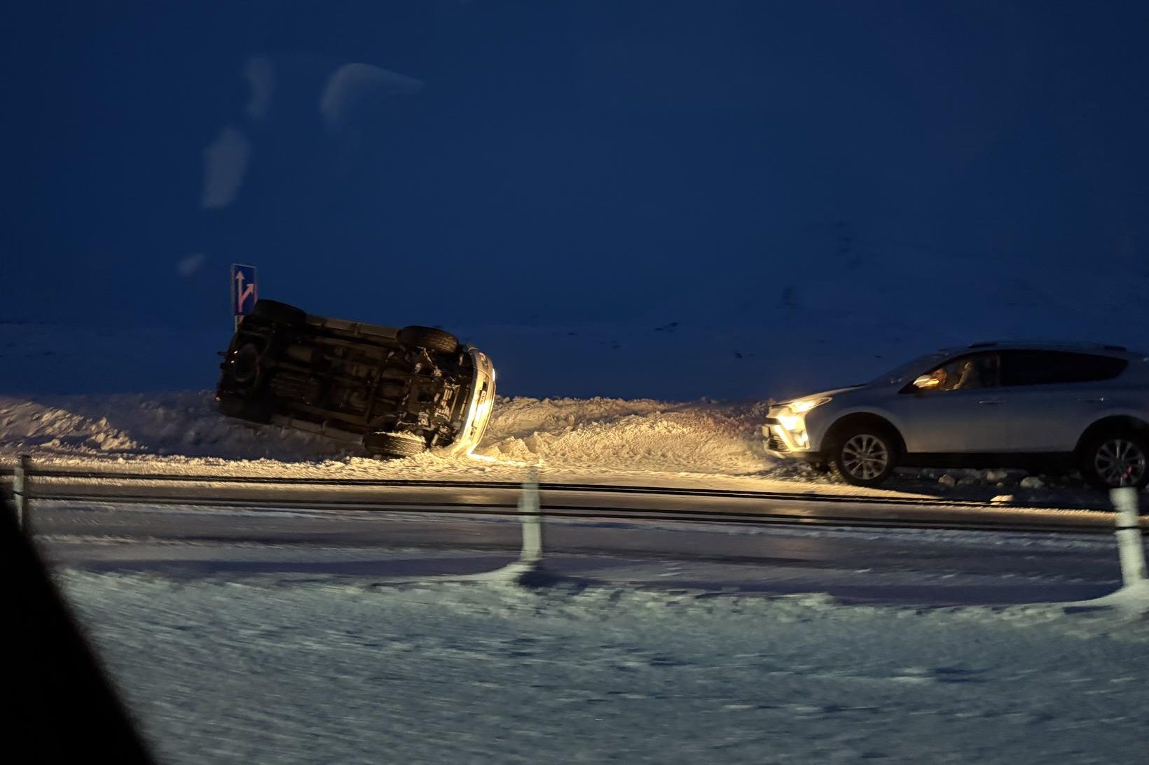 Bíll valt á Hellisheiði