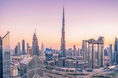 Dúbaí. Þarna sést hæsti turn í heimi, Burj Khalifa.