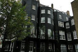 Curzon Place 9 í Mayfair árið 2012. Íbúðin alræmda er efst til vinstri.