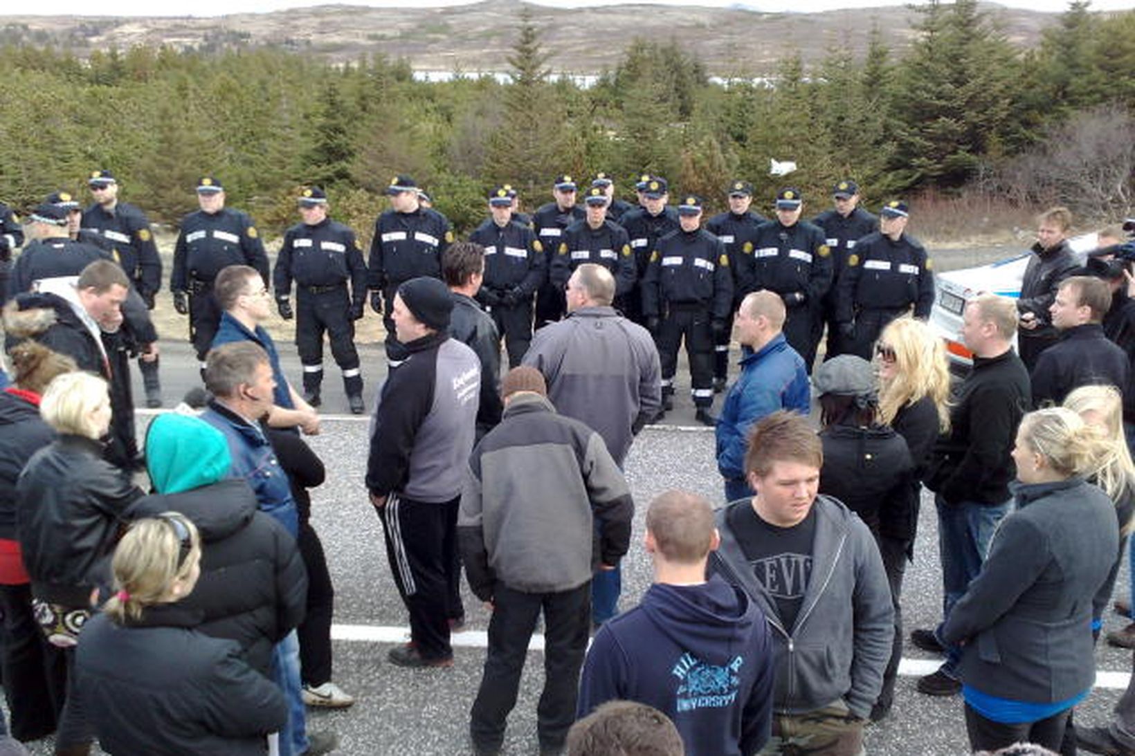 Aðgerðastjórnunardeild lögreglunnar er að búa sig undir að rýma götuna.