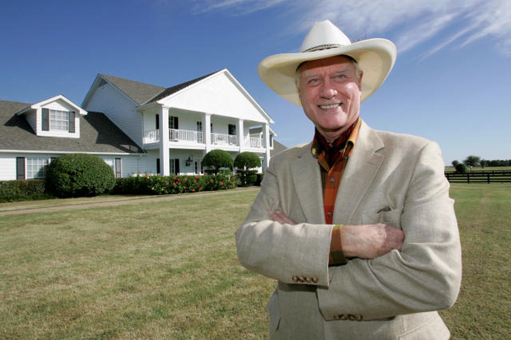 Larry Hagman við Southfork búgarðinn sem öðlaðist frægð í Dallasþáttunum.