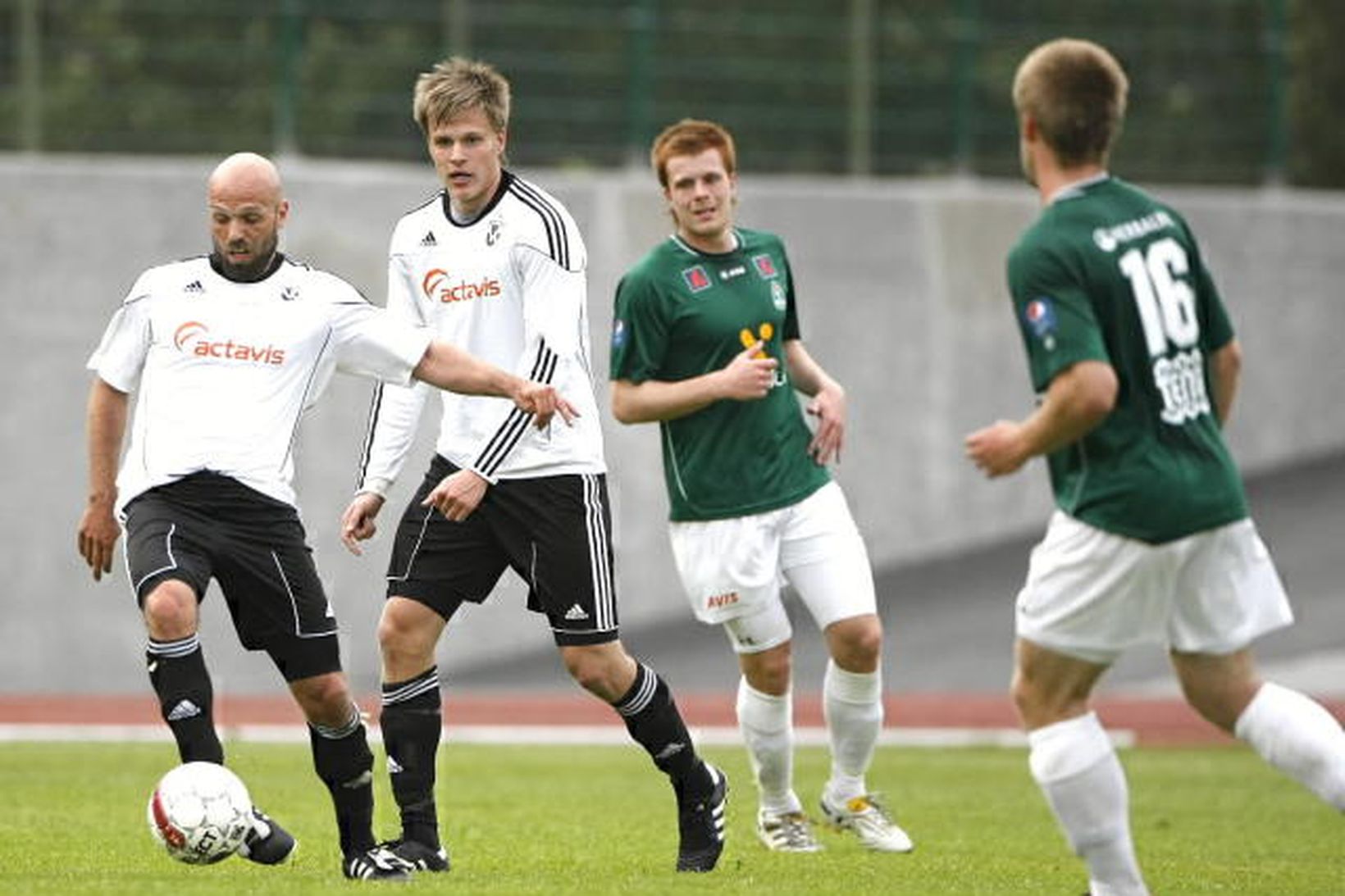 Bjarki Gunnlaugsson FH-ingur með boltann í leiknum í kvöld.