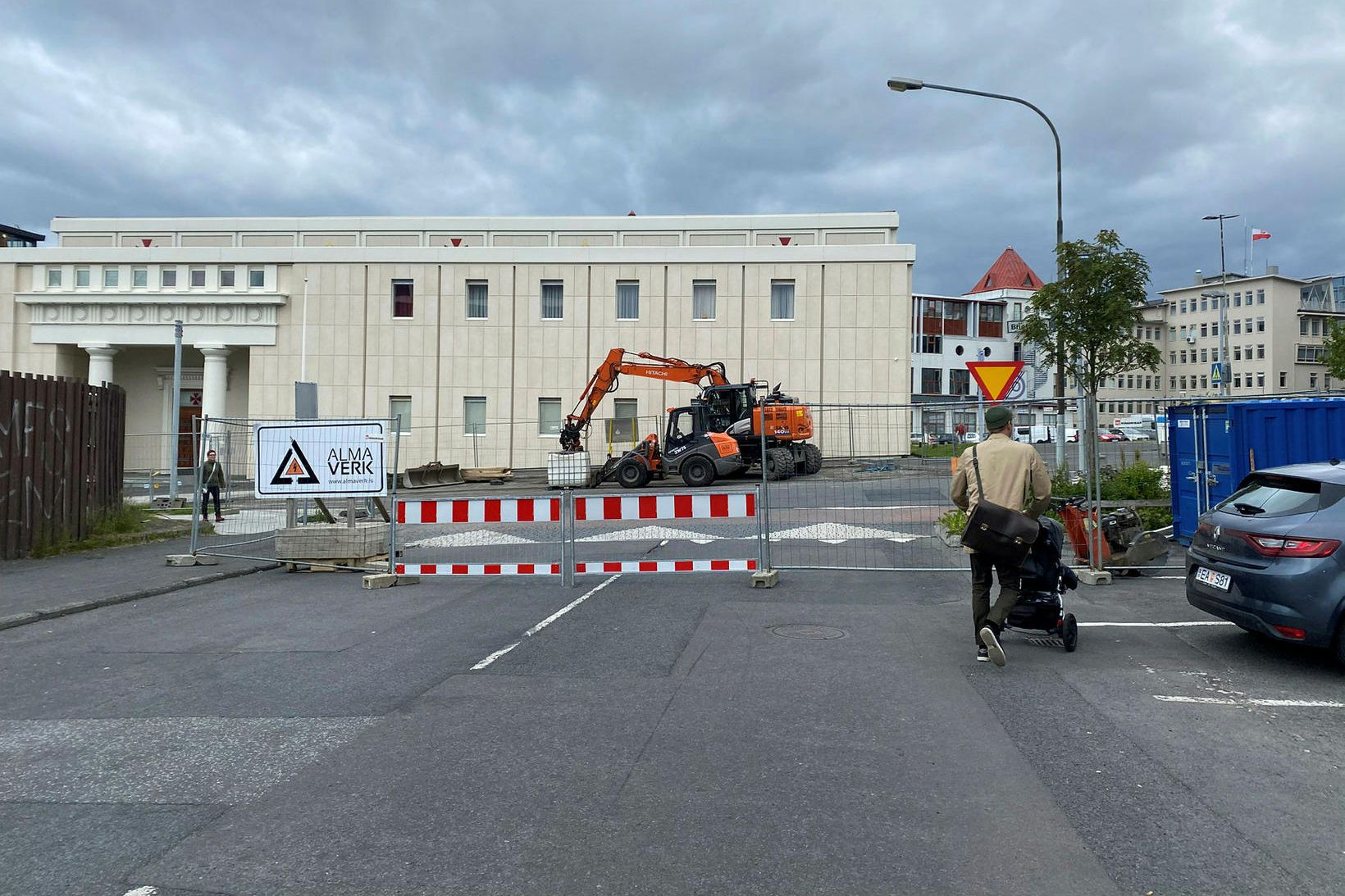 Starfsmenn verktakans hafa komið sér fyrir með tæki sín og …