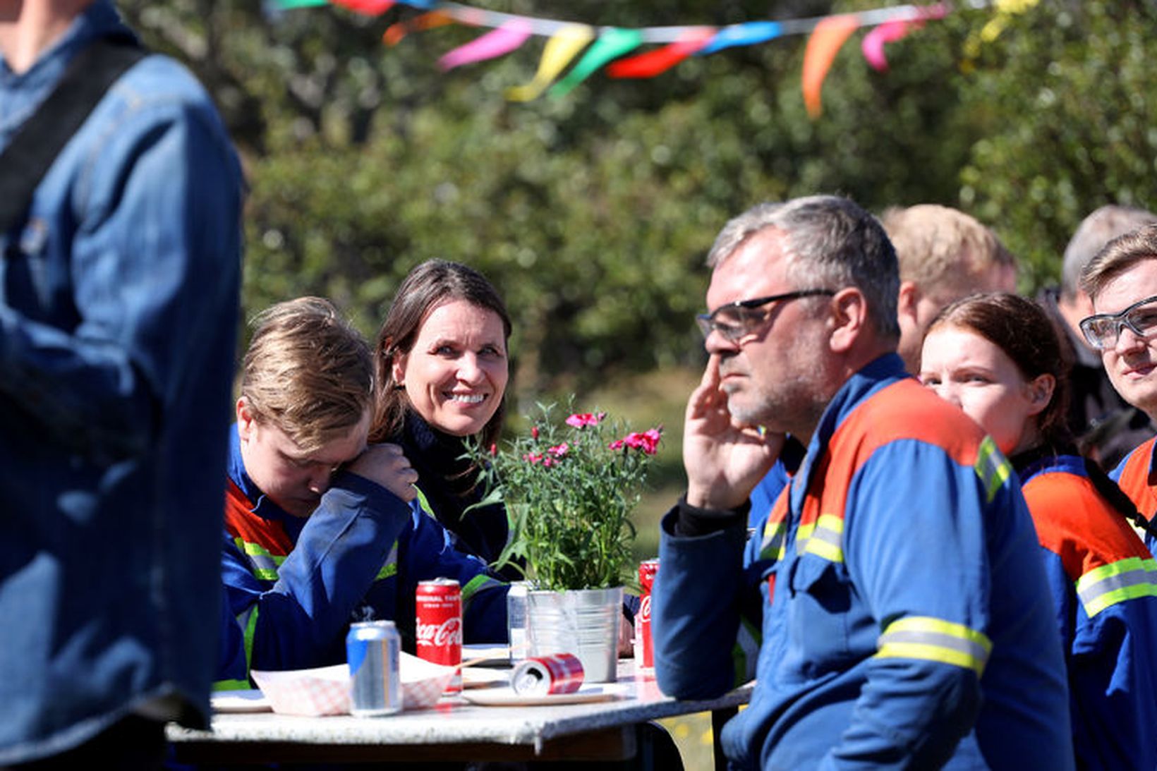 Rannveig ásamt starfsmönnum álversins þegar haldið var upp á 50 …