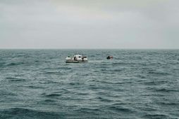 Kafbáturinn sem var notaður í ferðinni að Titanic er fyrir miðju myndarinnar. Eins og sést …