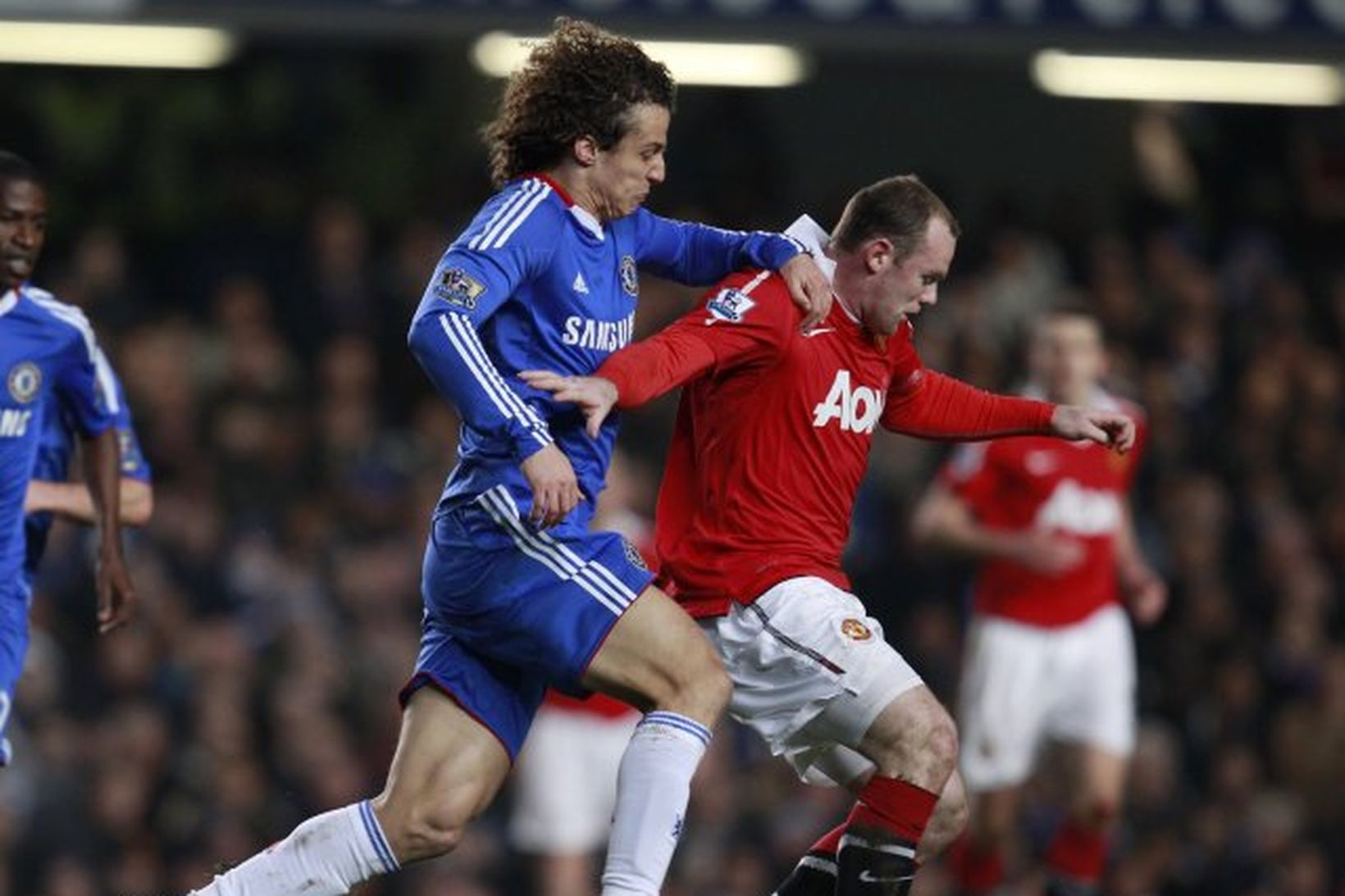 Wayne Rooney og David Luiz í viðureign Chelsea og United.