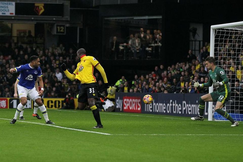 Stefano Okaka skorar fyrir Watford gegn Everton með glæsilegri hælspyrnu.