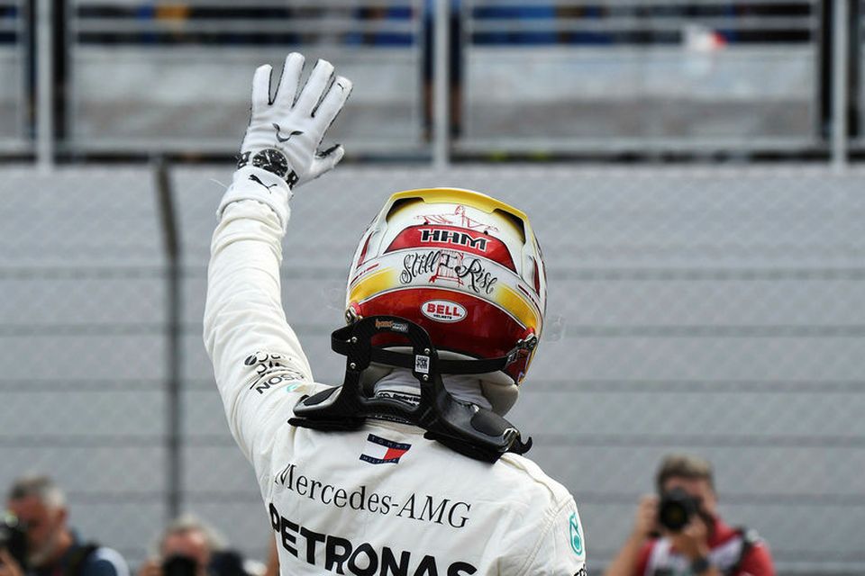 Lewis Hamilton fagnar sigri í raspólskeppninni í Le Castellet með áletruninni „enn rís ég“ aftan …