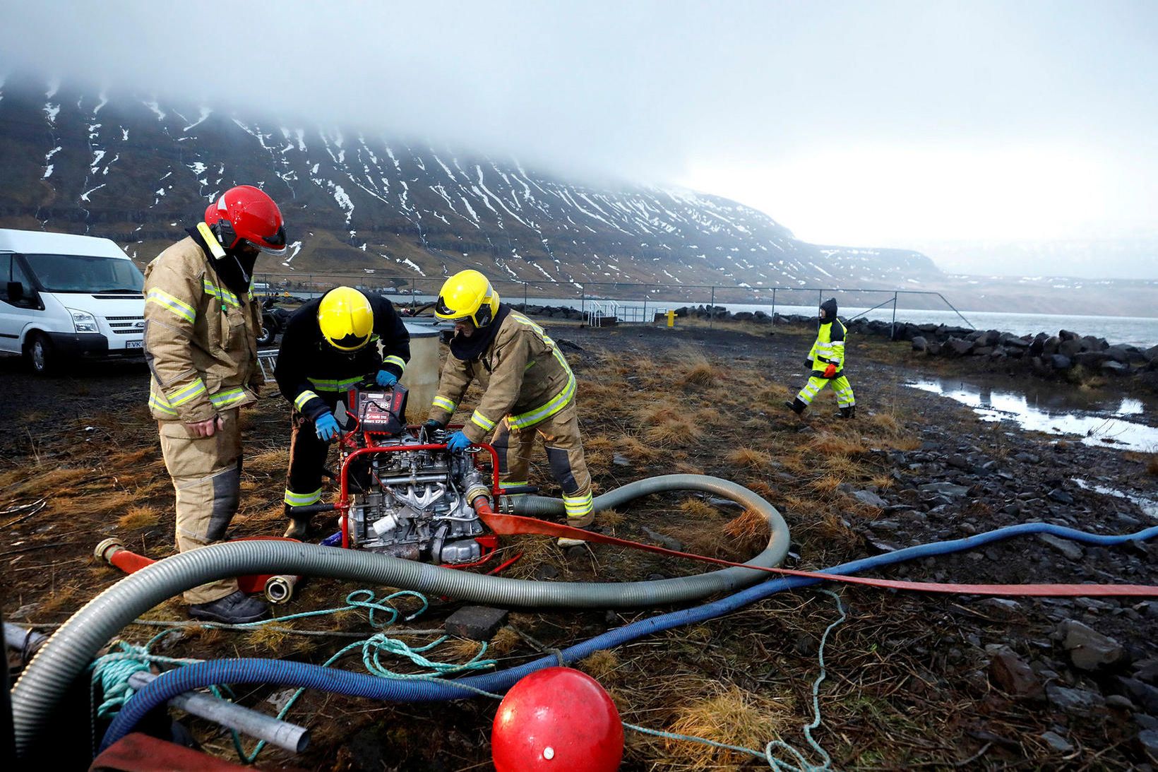 Slökkviliðsmenn að störfum fyrir austan.