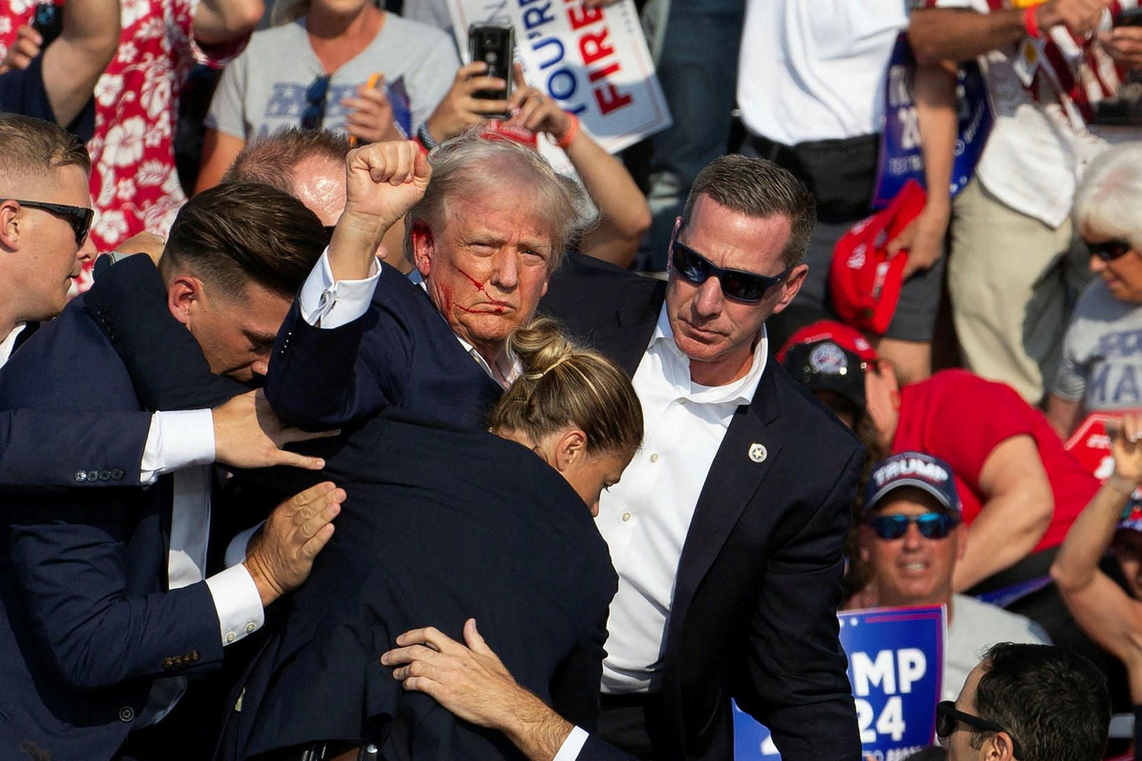 Blóðugur Trump steytir krepptan hnefa eftir tilræðið á laugardag.