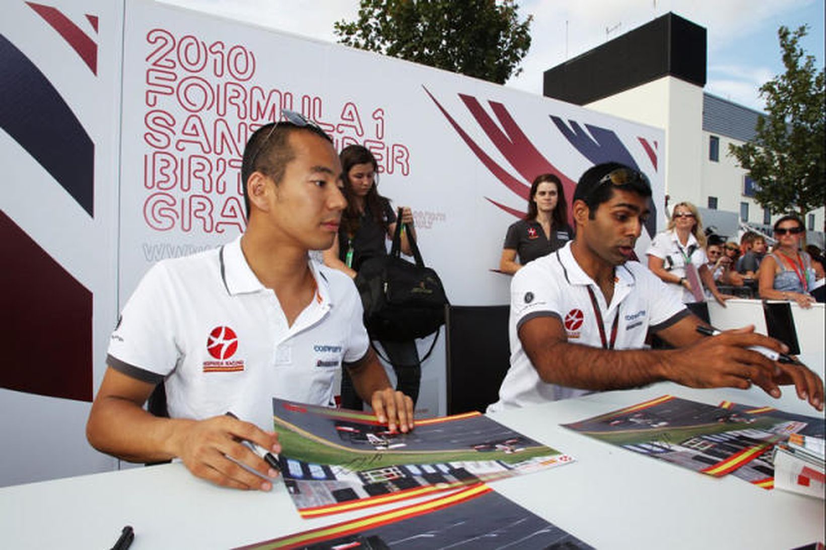 Yamamoto (t.v.) og Chandhok sinna aðdáendum í Silverstone.