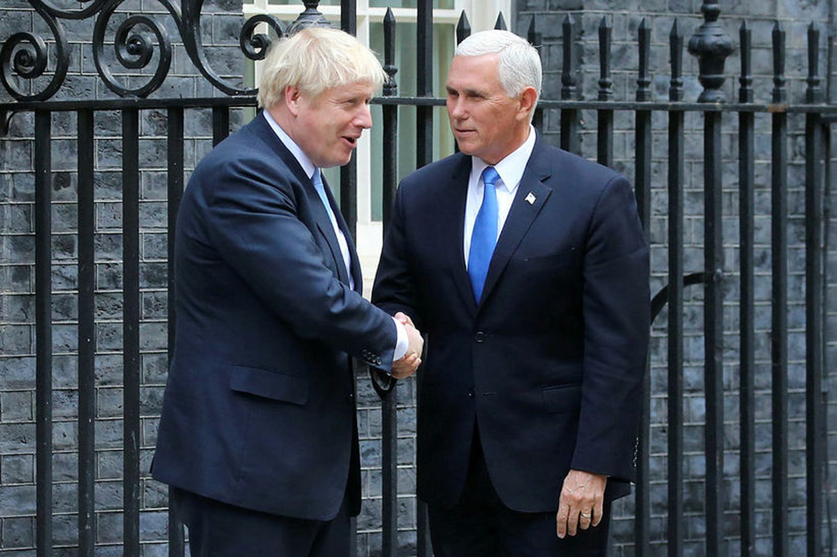 Boris Johnson og Mike Pence utan við Downingstræti í morgun.