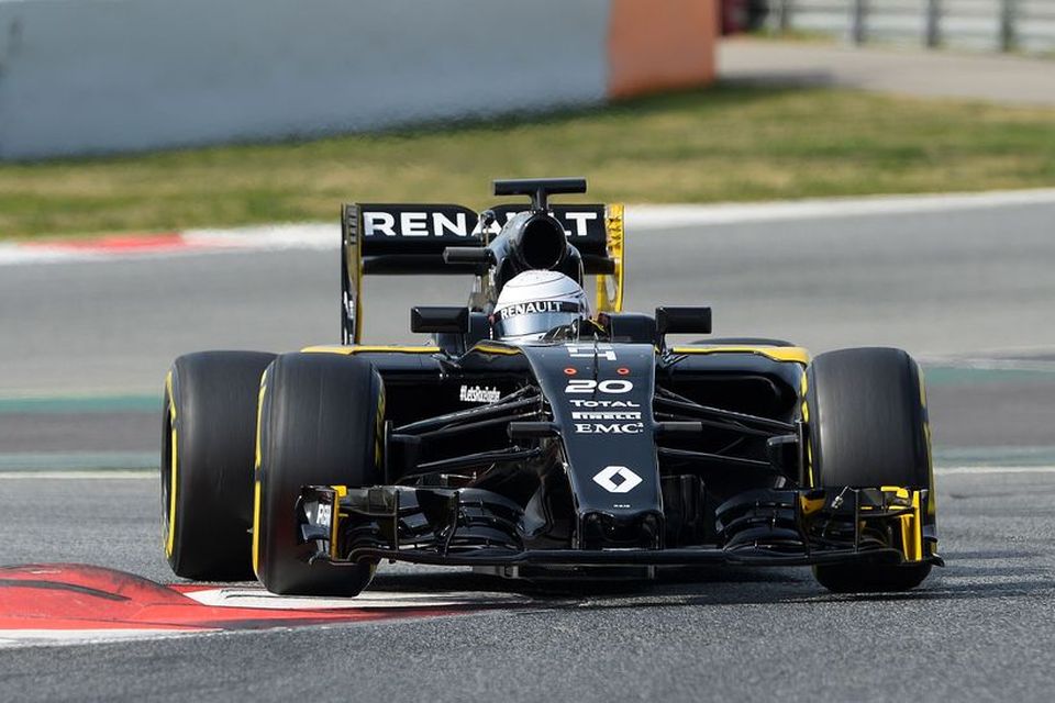 Kevin Magnussen á ferð í Barcelona í dag, fyrsta degi hans hjá Renault.